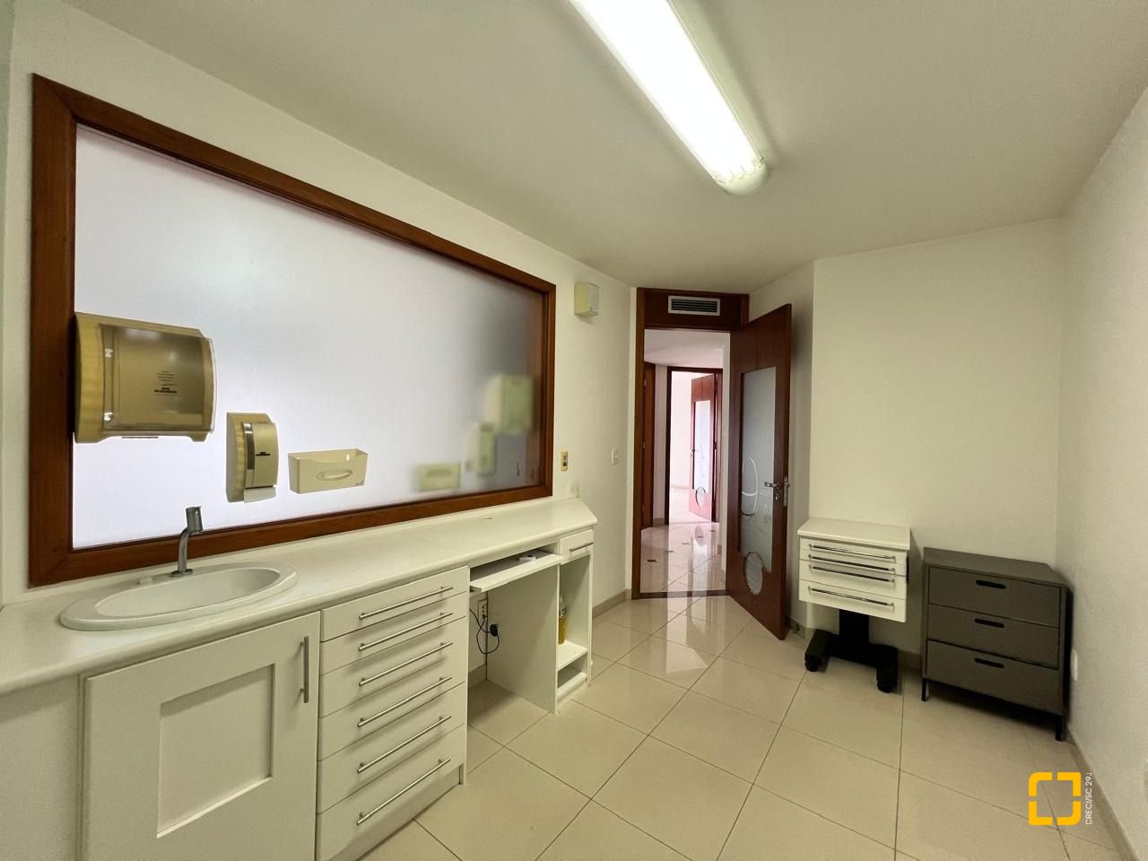 Sala com 163m², 2 garagens, no bairro Centro em Florianópolis