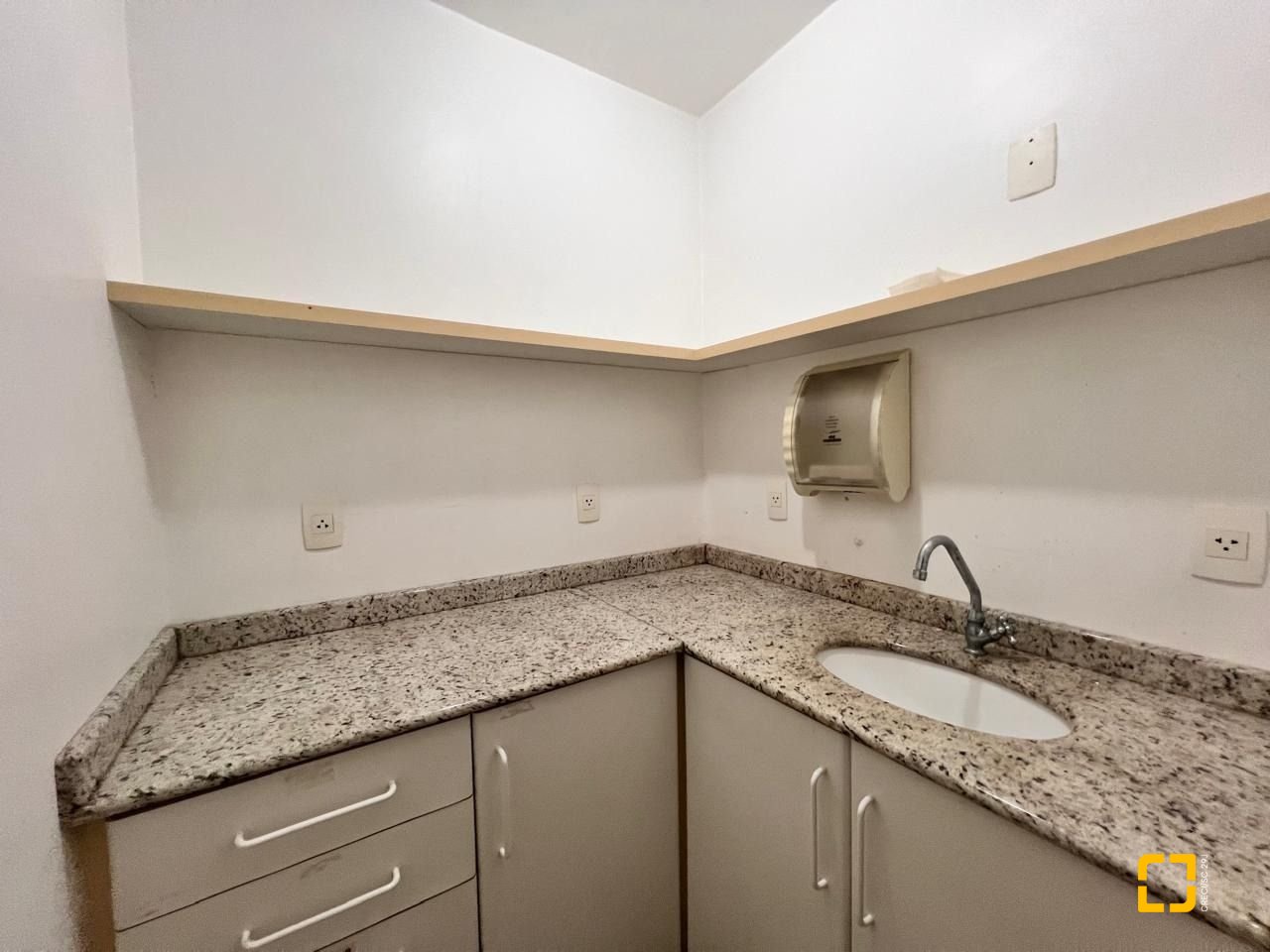 Sala com 163m², 2 garagens, no bairro Centro em Florianópolis