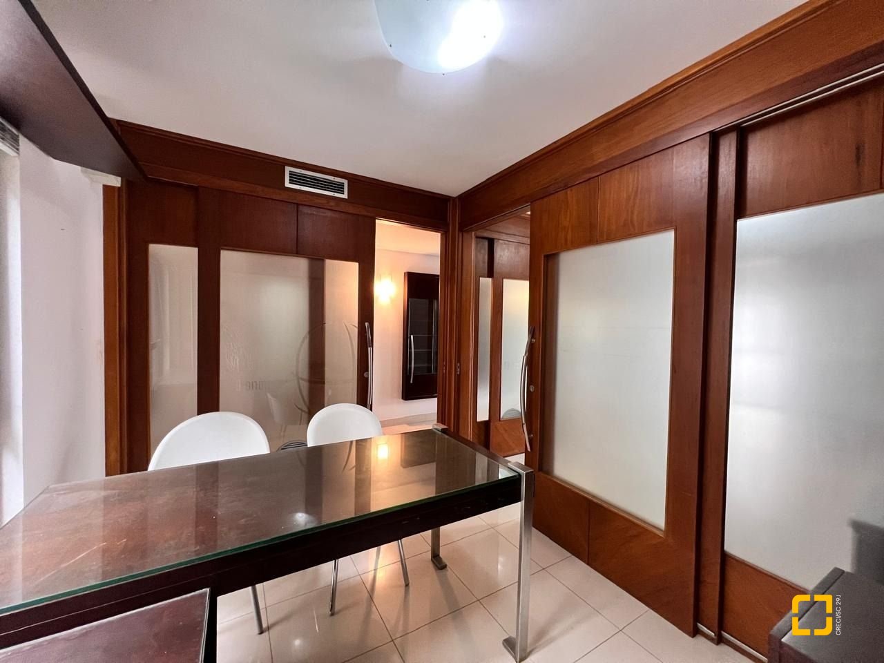 Sala com 163m², 2 garagens, no bairro Centro em Florianópolis