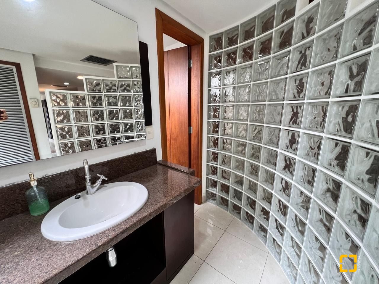 Sala com 163m², 2 garagens, no bairro Centro em Florianópolis