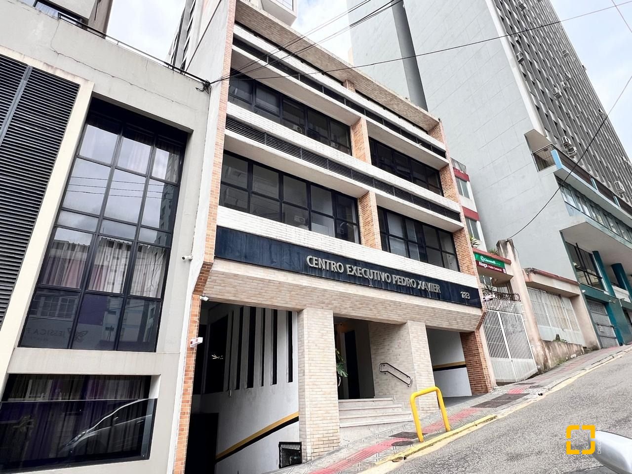 Sala com 163m², 2 garagens, no bairro Centro em Florianópolis