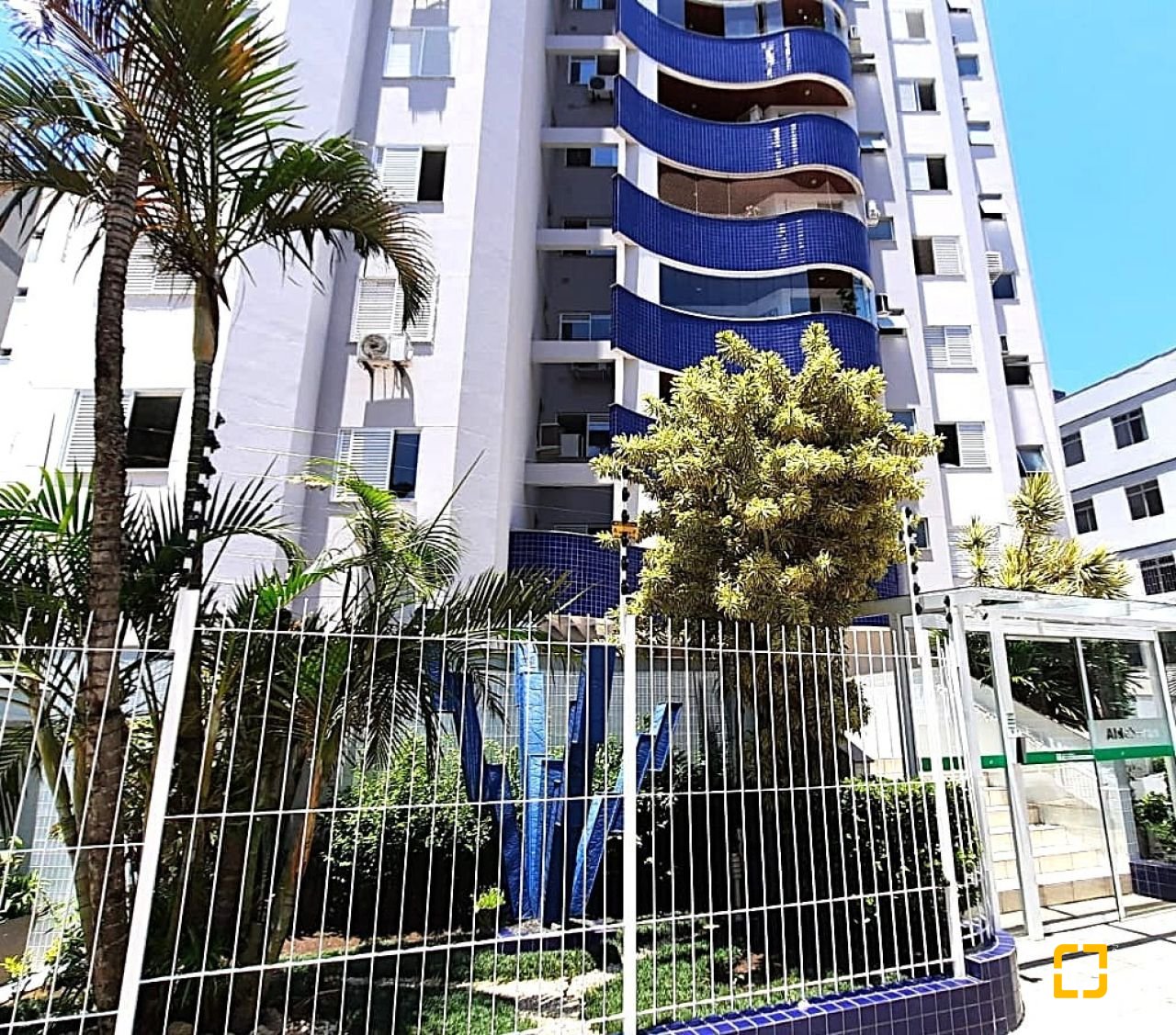 Apartamento com 114m², 5 quartos (sendo 1 suíte), 2 garagens, no bairro Coqueiros em Florianópolis