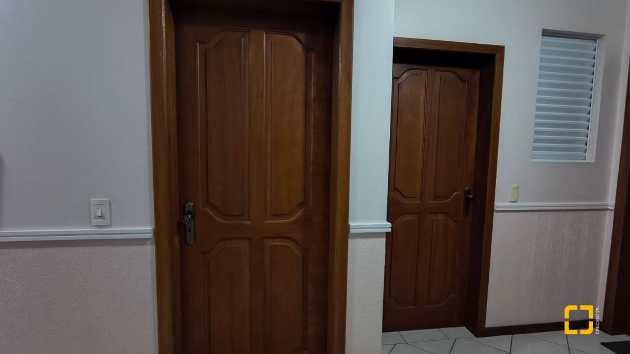 Apartamento com 114m², 5 quartos (sendo 1 suíte), 2 garagens, no bairro Coqueiros em Florianópolis