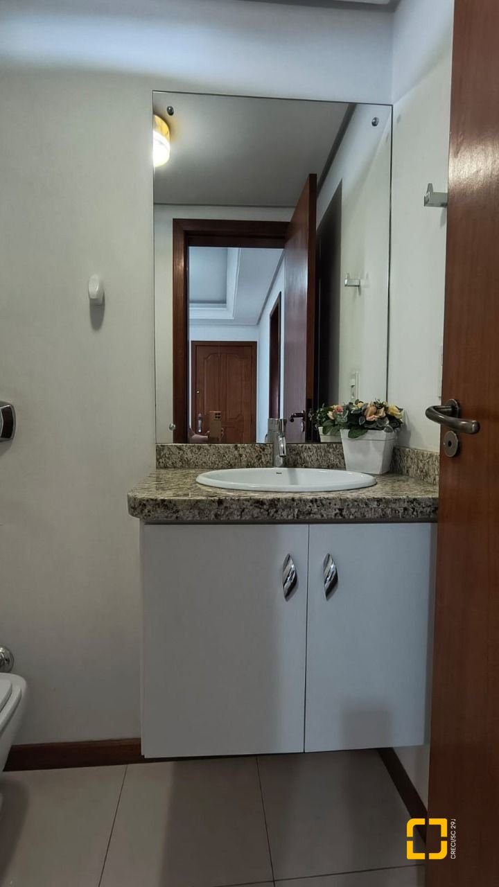Apartamento com 114m², 5 quartos (sendo 1 suíte), 2 garagens, no bairro Coqueiros em Florianópolis
