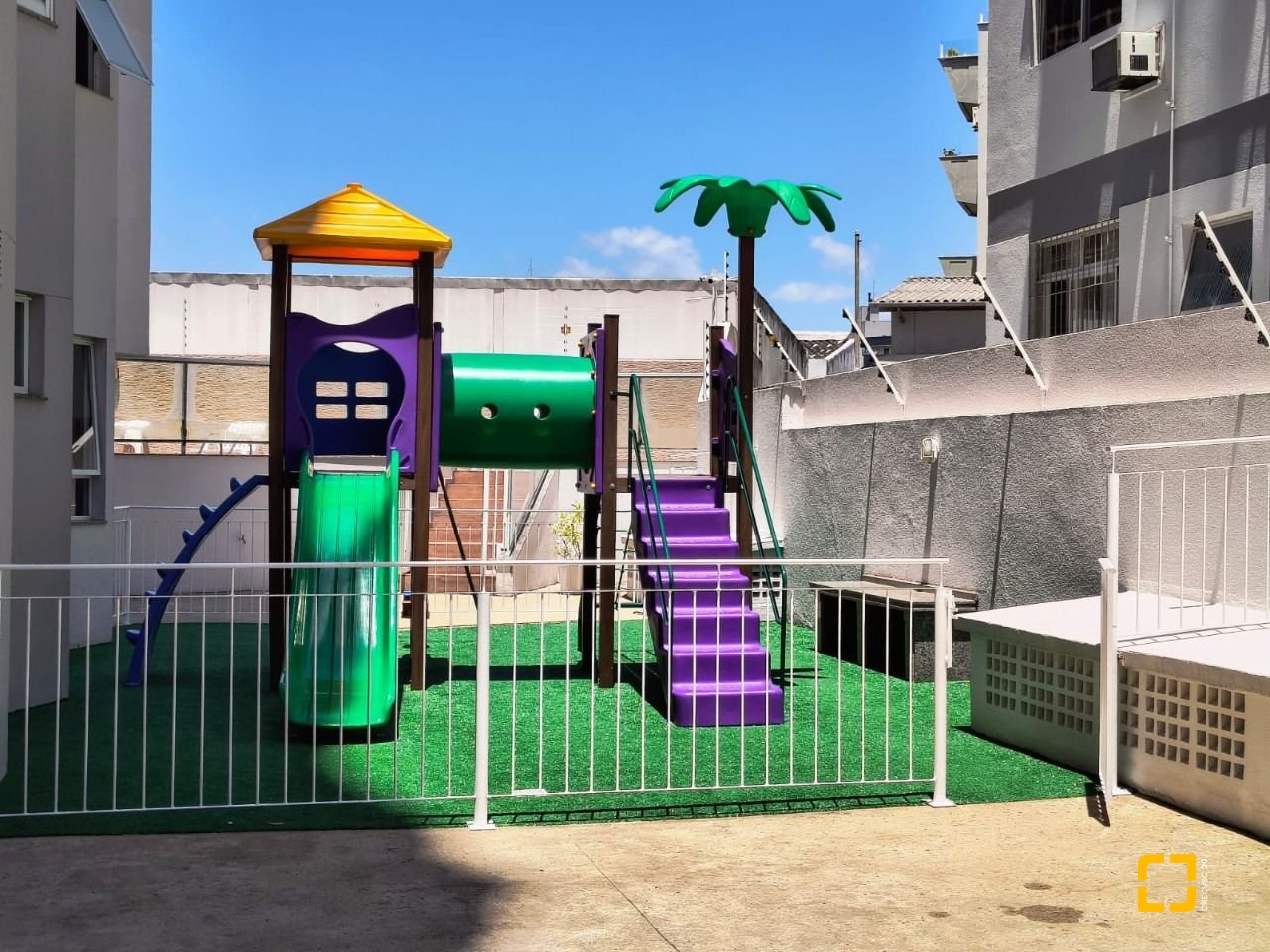 Apartamento com 114m², 5 quartos (sendo 1 suíte), 2 garagens, no bairro Coqueiros em Florianópolis