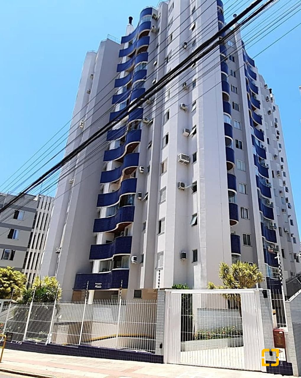 Apartamento com 114m², 5 quartos (sendo 1 suíte), 2 garagens, no bairro Coqueiros em Florianópolis