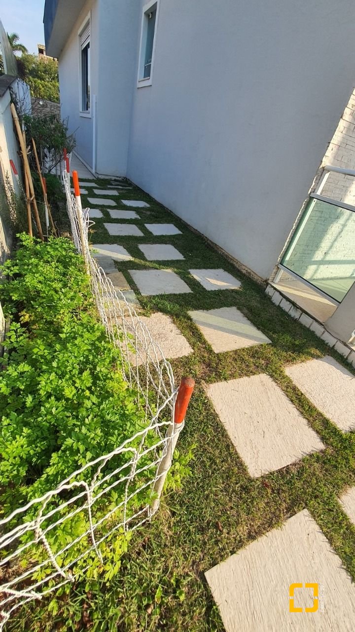 Casa de Condomínio com 224m², 7 quartos (sendo 3 suítes), 2 garagens, no bairro Ponta das Canas em Florianópolis