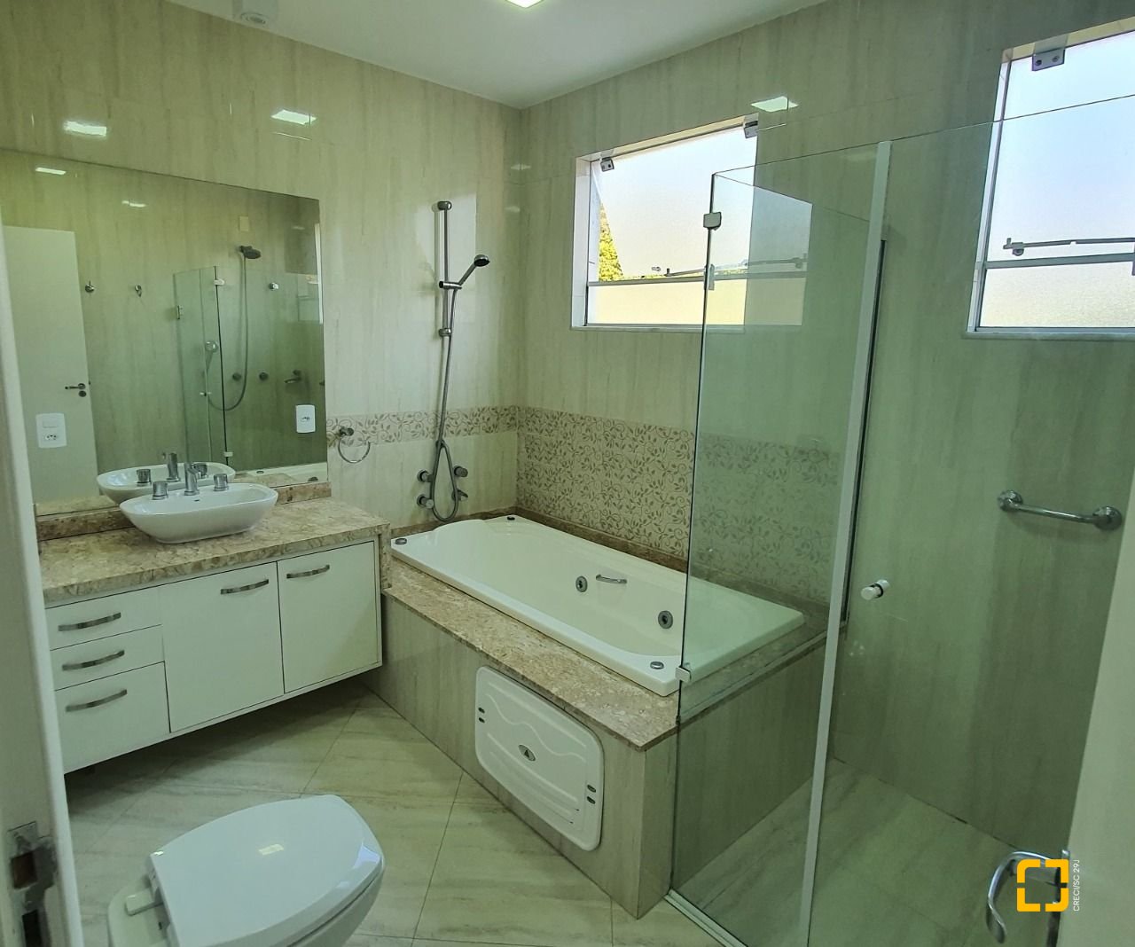 Casa de Condomínio com 224m², 7 quartos (sendo 3 suítes), 2 garagens, no bairro Ponta das Canas em Florianópolis