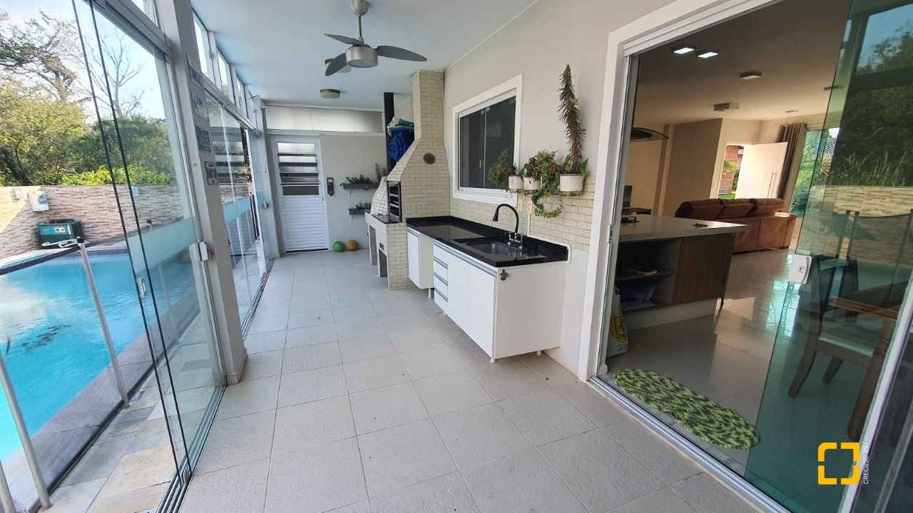 Casa de Condomínio com 224m², 7 quartos (sendo 3 suítes), 2 garagens, no bairro Ponta das Canas em Florianópolis