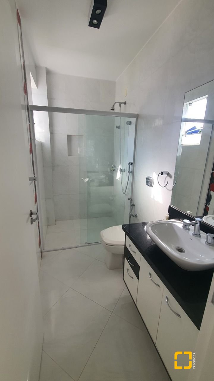 Casa de Condomínio com 224m², 7 quartos (sendo 3 suítes), 2 garagens, no bairro Ponta das Canas em Florianópolis