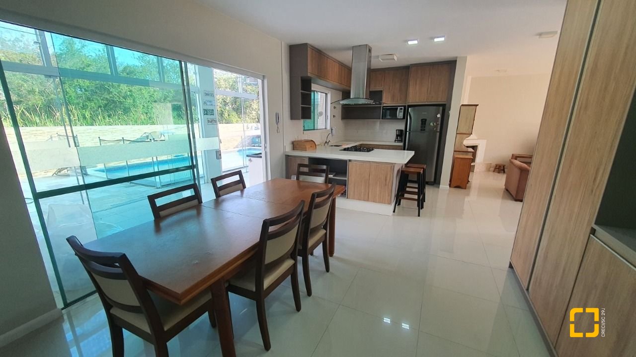 Casa de Condomínio com 224m², 7 quartos (sendo 3 suítes), 2 garagens, no bairro Ponta das Canas em Florianópolis