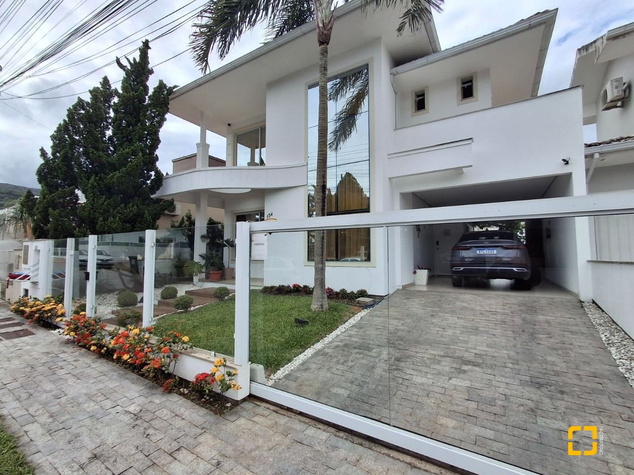 Casa com 235m², 4 quartos (sendo 1 suíte), 2 garagens, no bairro Pedra Branca em Palhoça