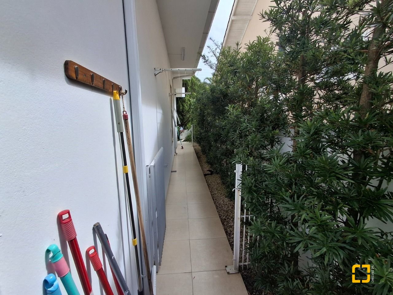 Casa com 235m², 4 quartos (sendo 1 suíte), 2 garagens, no bairro Pedra Branca em Palhoça