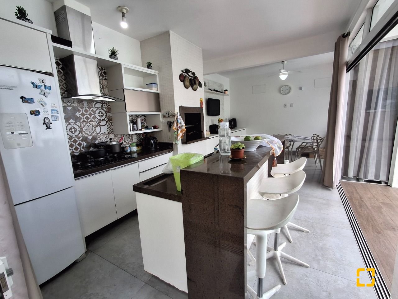 Casa com 235m², 4 quartos (sendo 1 suíte), 2 garagens, no bairro Pedra Branca em Palhoça
