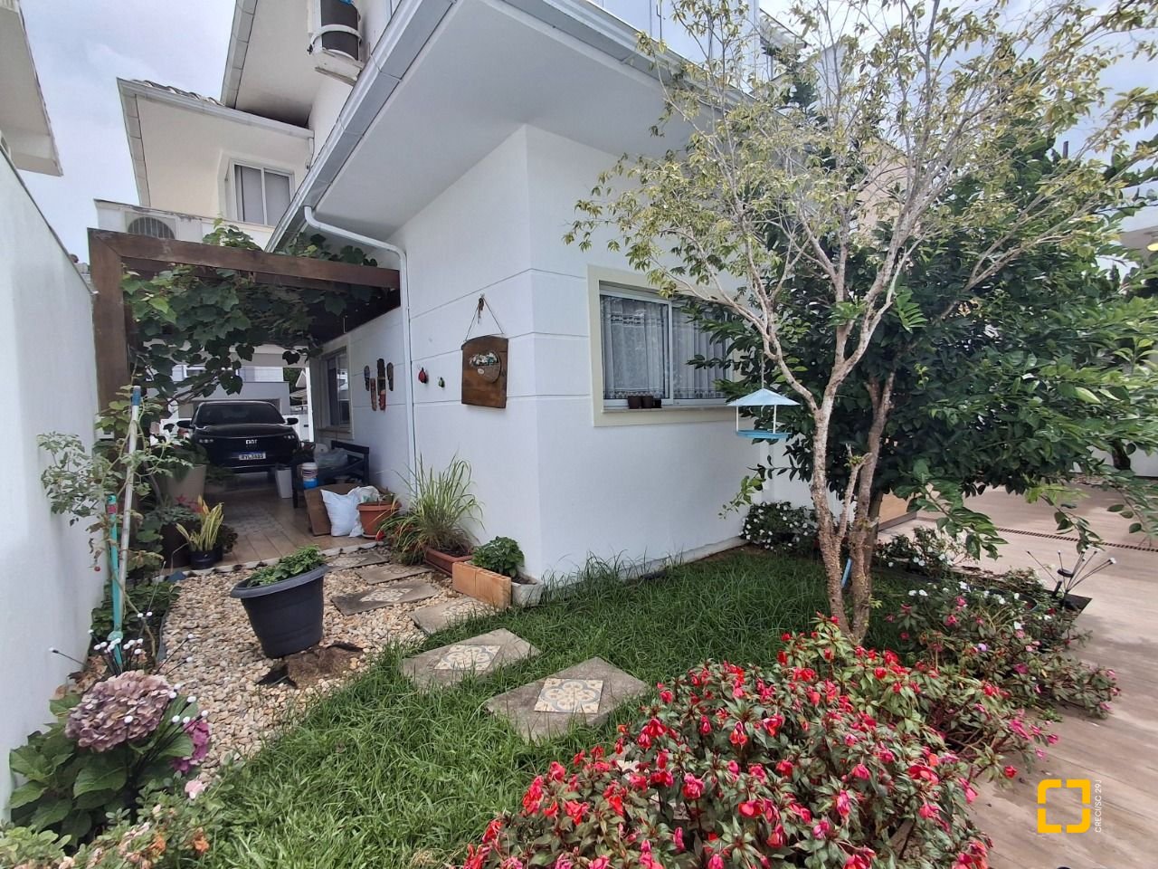 Casa com 235m², 4 quartos (sendo 1 suíte), 2 garagens, no bairro Pedra Branca em Palhoça