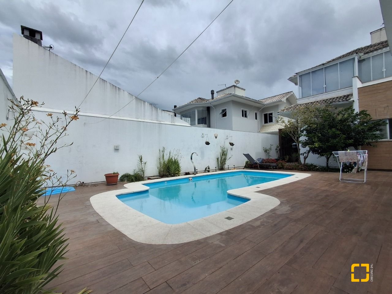 Casa com 235m², 4 quartos (sendo 1 suíte), 2 garagens, no bairro Pedra Branca em Palhoça