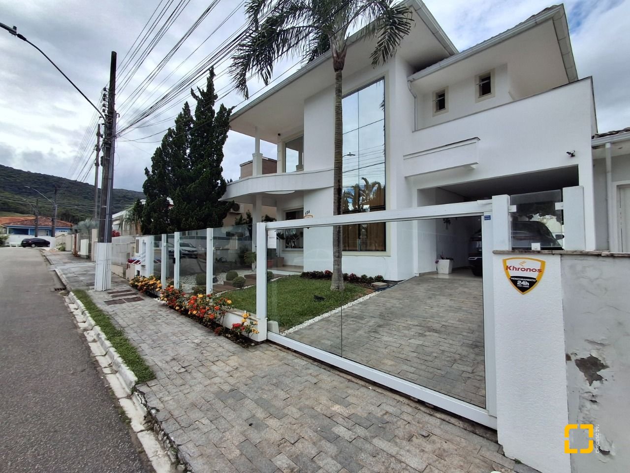 Casa com 235m², 3 quartos (sendo 1 suíte), 2 garagens, no bairro Pedra Branca em Palhoça