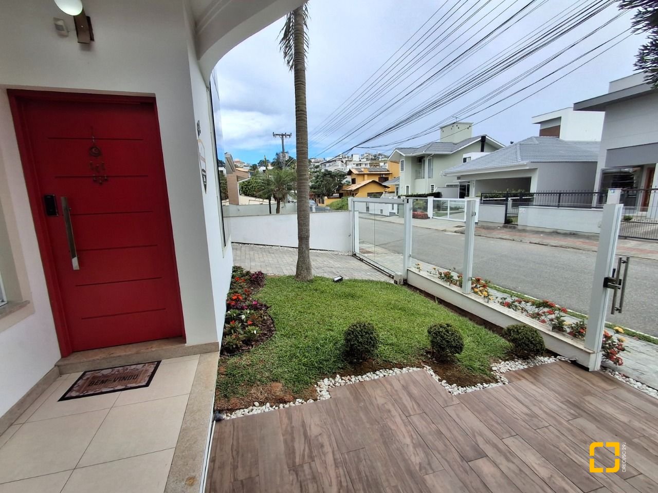 Casa com 235m², 3 quartos (sendo 1 suíte), 2 garagens, no bairro Pedra Branca em Palhoça