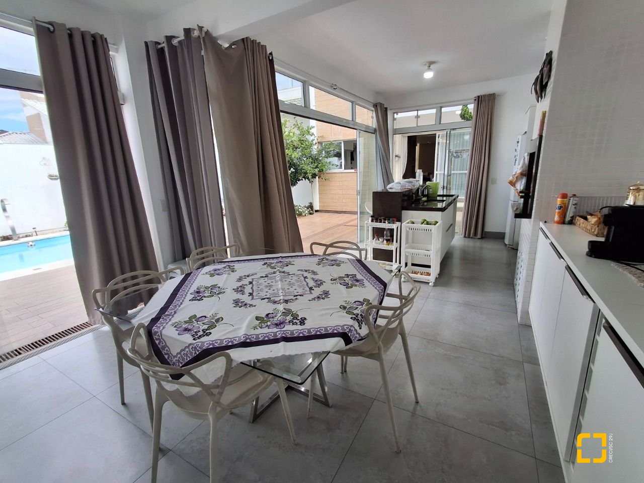 Casa com 235m², 3 quartos (sendo 1 suíte), 2 garagens, no bairro Pedra Branca em Palhoça