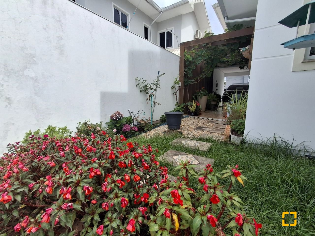 Casa com 235m², 3 quartos (sendo 1 suíte), 2 garagens, no bairro Pedra Branca em Palhoça