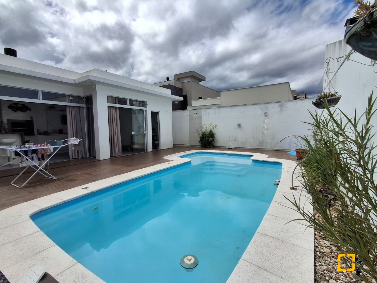 Casa com 235m², 3 quartos (sendo 1 suíte), 2 garagens, no bairro Pedra Branca em Palhoça
