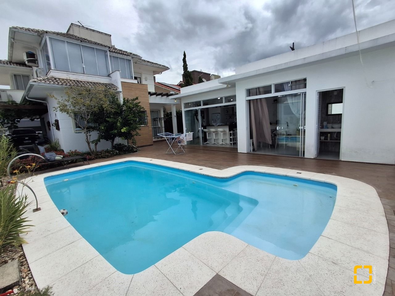 Casa com 235m², 3 quartos (sendo 1 suíte), 2 garagens, no bairro Pedra Branca em Palhoça