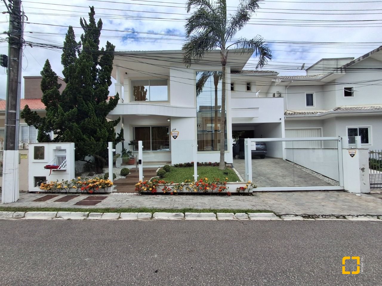 Casa com 235m², 4 quartos (sendo 1 suíte), 2 garagens, no bairro Pedra Branca em Palhoça