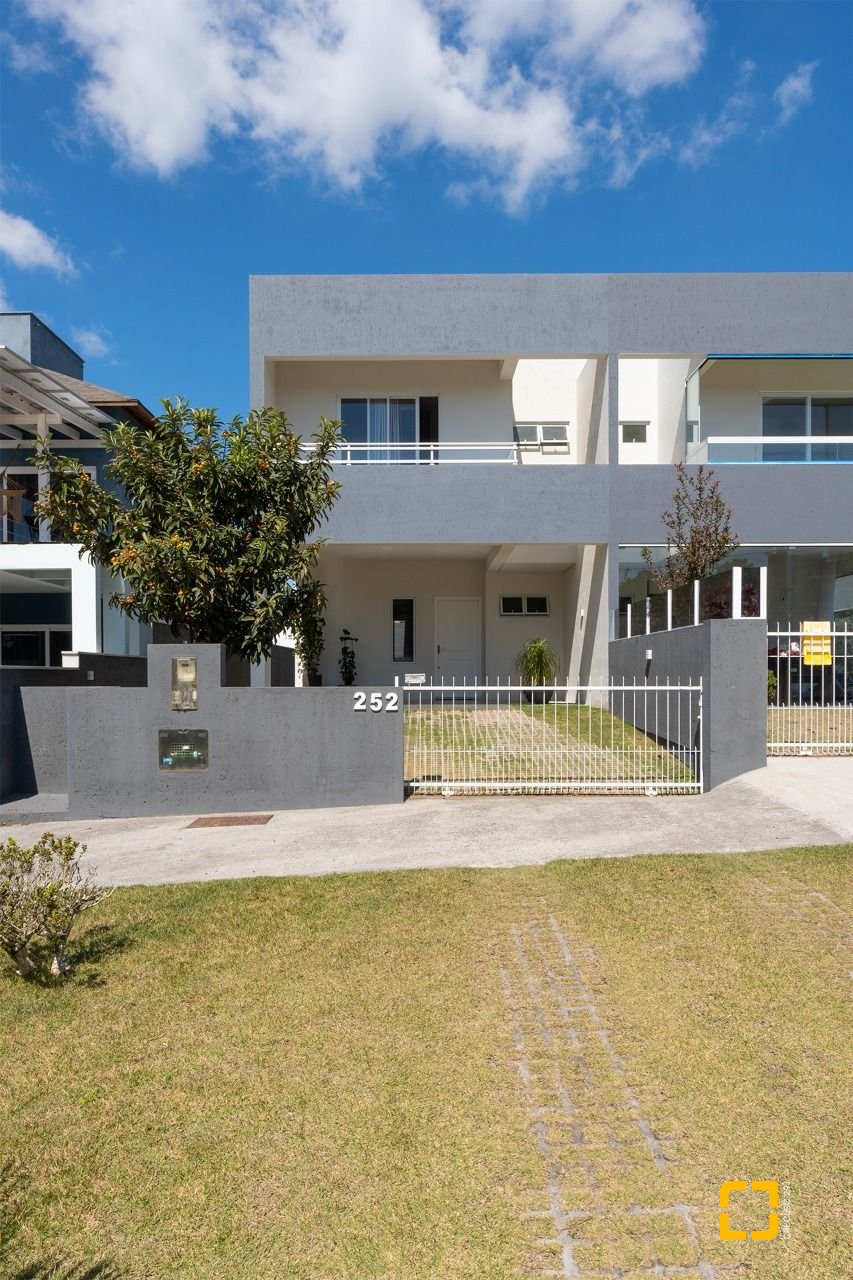 Casa com 151m², 4 quartos (sendo 1 suíte), 4 garagens, no bairro Ingleses em Florianópolis