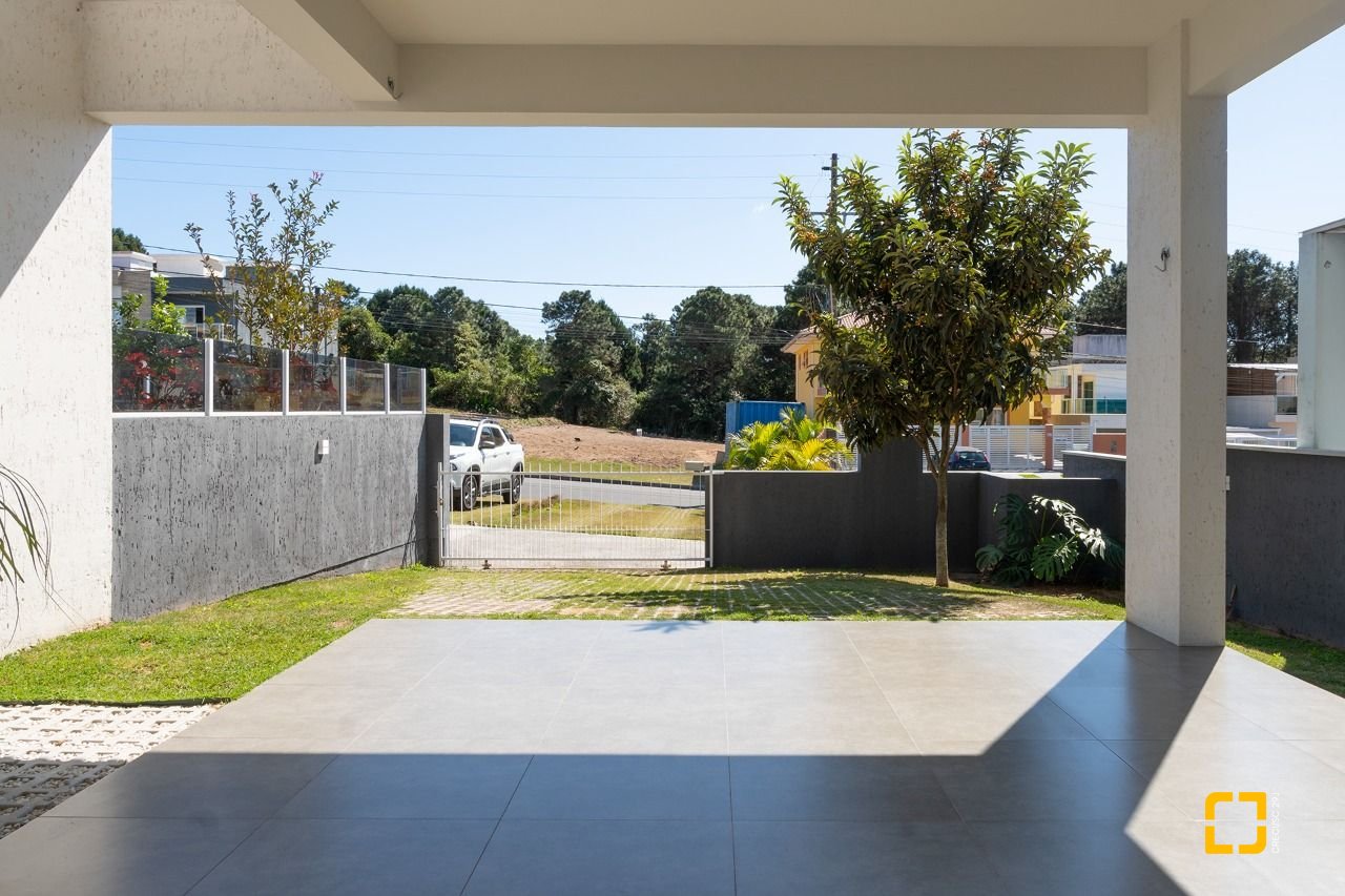 Casa com 151m², 4 quartos (sendo 1 suíte), 4 garagens, no bairro Ingleses em Florianópolis