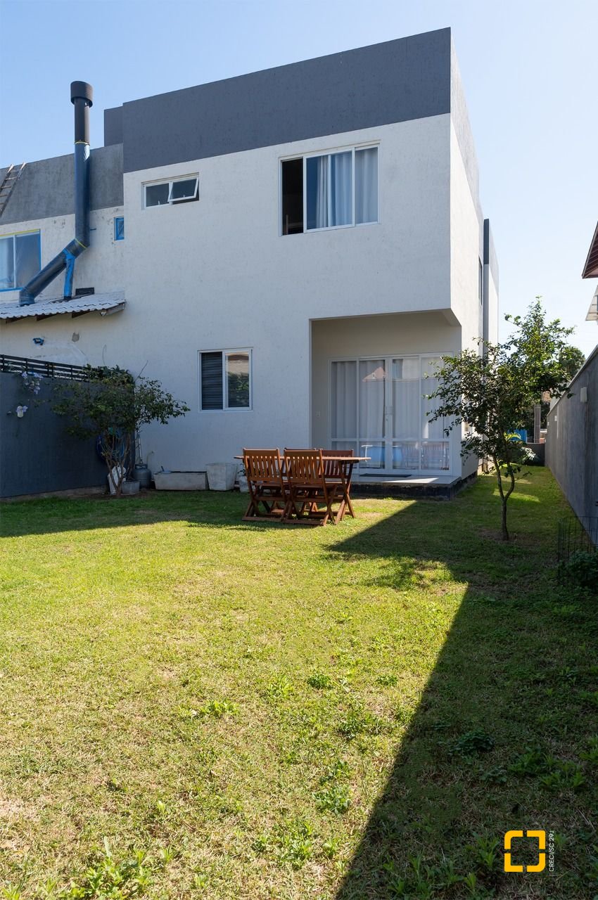 Casa com 151m², 4 quartos (sendo 1 suíte), 4 garagens, no bairro Ingleses em Florianópolis