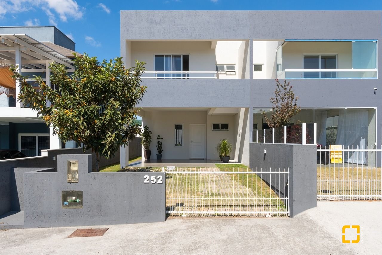 Casa com 151m², 4 quartos (sendo 1 suíte), 4 garagens, no bairro Ingleses em Florianópolis