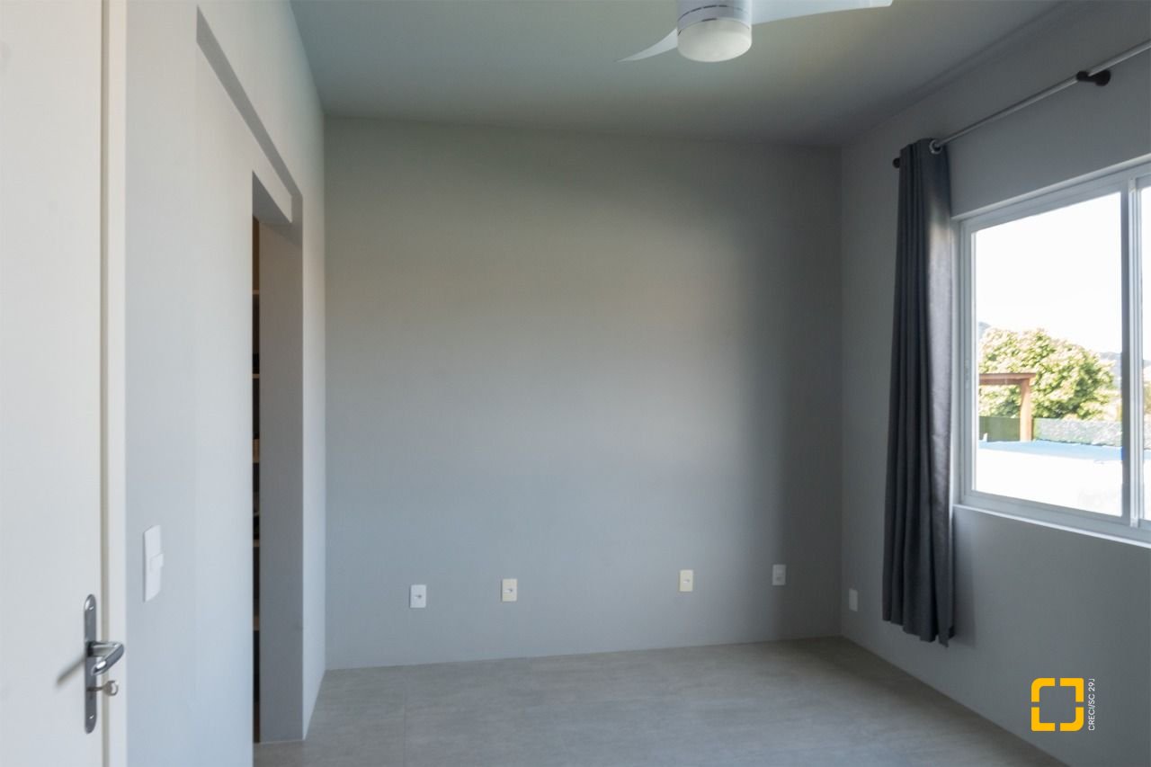 Casa com 151m², 4 quartos (sendo 1 suíte), 4 garagens, no bairro Ingleses em Florianópolis
