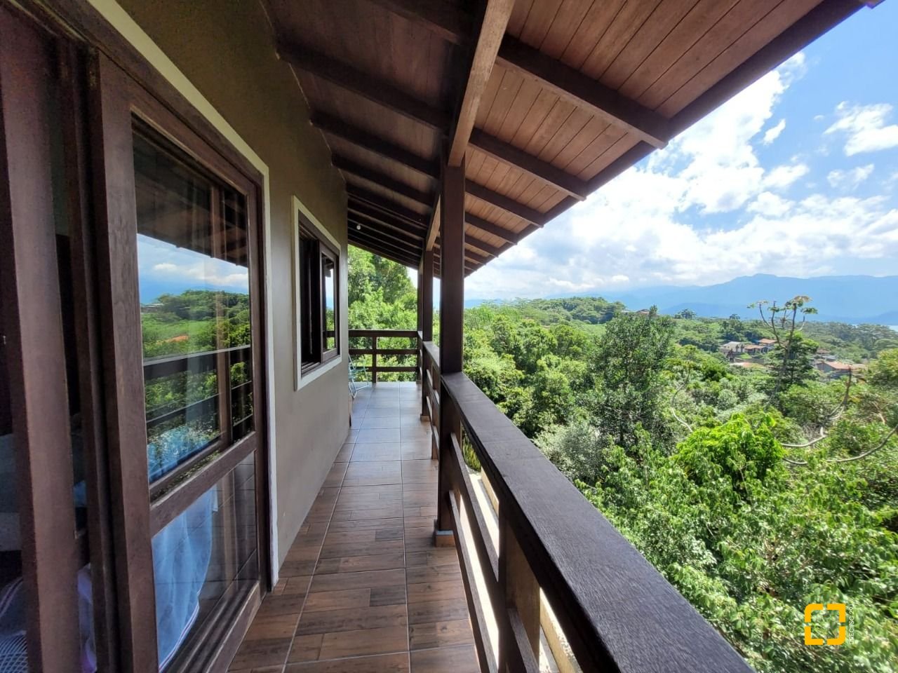 Casa com 210m², 3 quartos, 2 garagens, no bairro Ribeirão da Ilha em Florianópolis