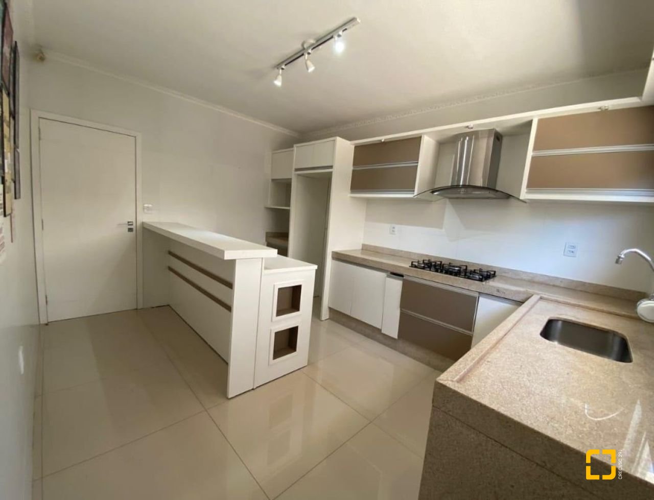 Casa com 189m², 4 quartos (sendo 1 suíte), 4 garagens, no bairro Nossa Senhora do Rosário em São José