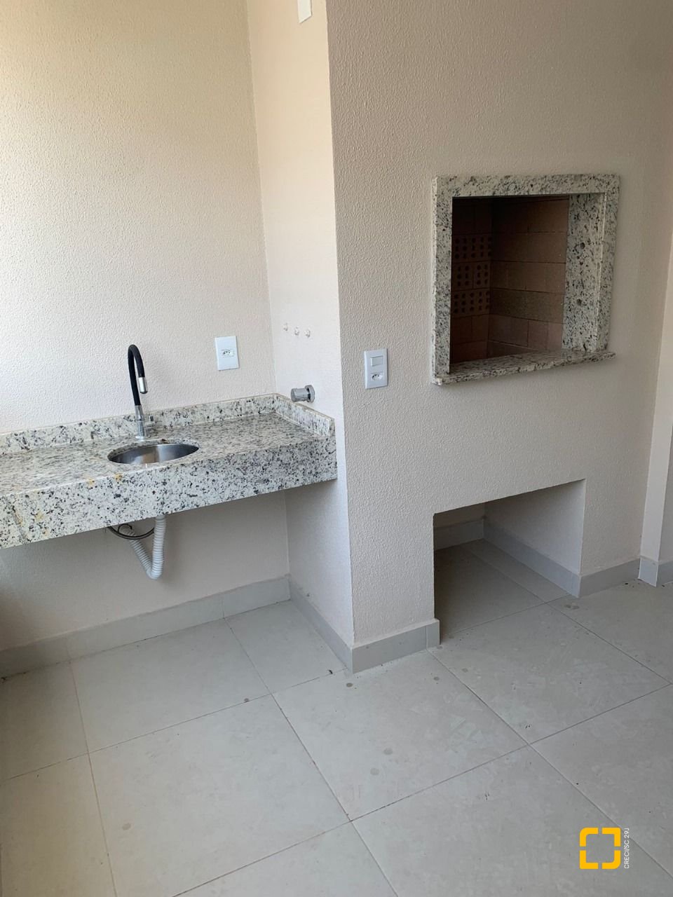 Apartamento com 83m², 3 quartos (sendo 1 suíte), 2 garagens, no bairro Ingleses em Florianópolis
