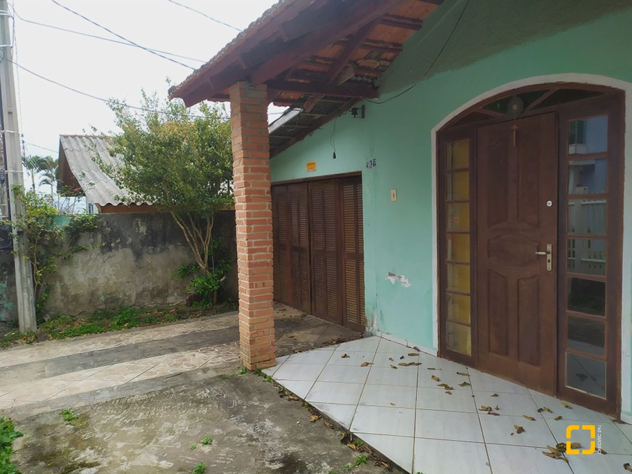 Casa com 130m², 5 quartos (sendo 1 suíte), 2 garagens, no bairro Sambaqui em Florianópolis