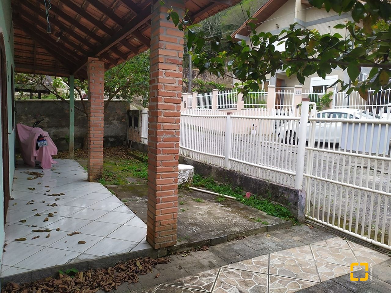 Casa com 130m², 5 quartos (sendo 1 suíte), 2 garagens, no bairro Sambaqui em Florianópolis