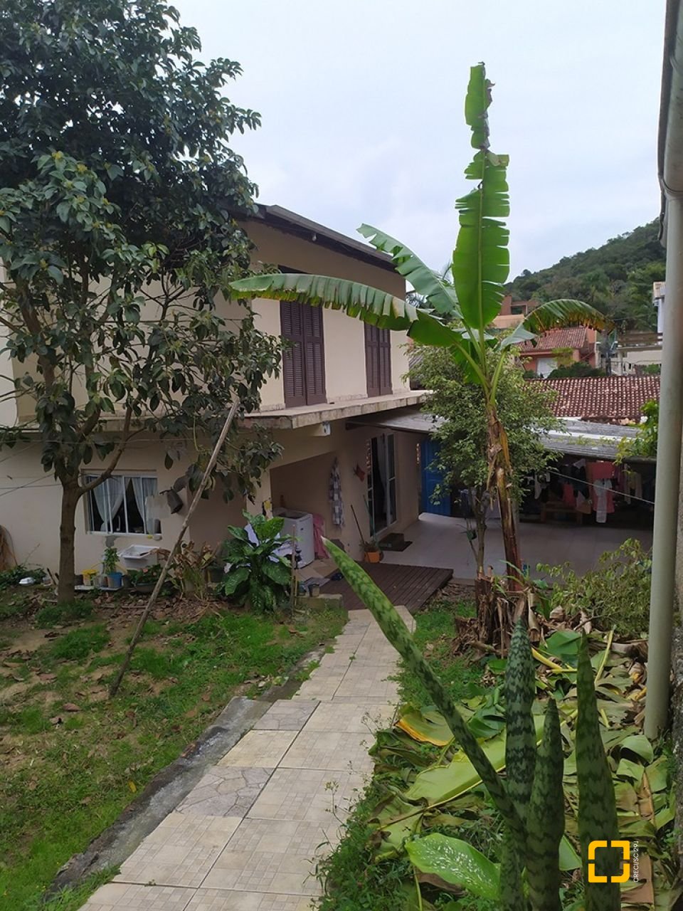 Casa com 130m², 5 quartos (sendo 1 suíte), 2 garagens, no bairro Sambaqui em Florianópolis