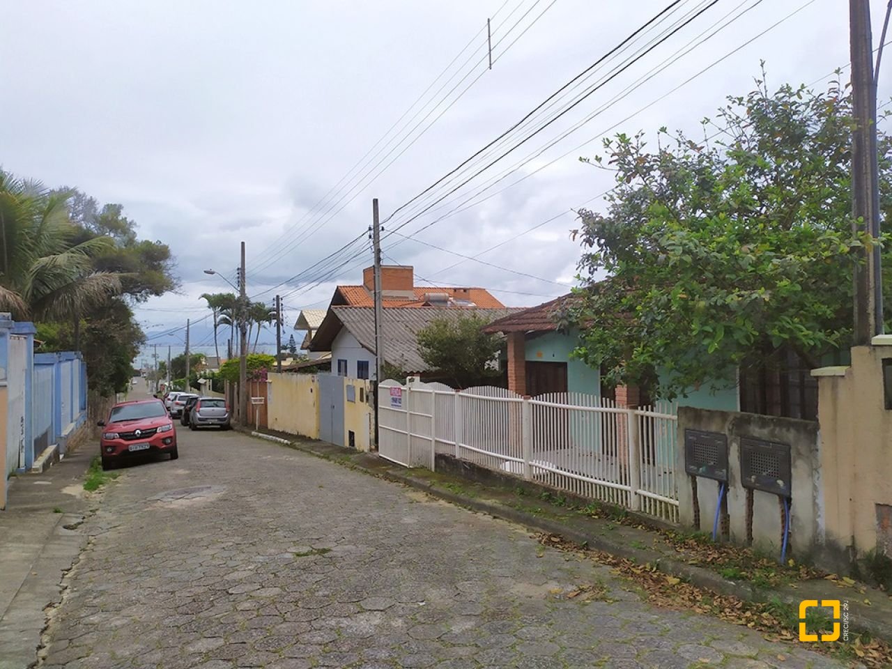 Casa com 130m², 5 quartos (sendo 1 suíte), 2 garagens, no bairro Sambaqui em Florianópolis