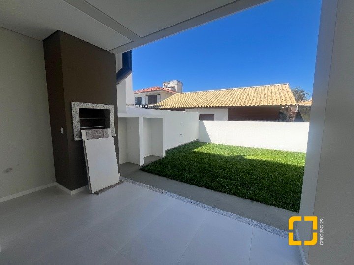Casa com 150m², 4 quartos (sendo 1 suíte), 2 garagens, no bairro Carianos em Florianópolis