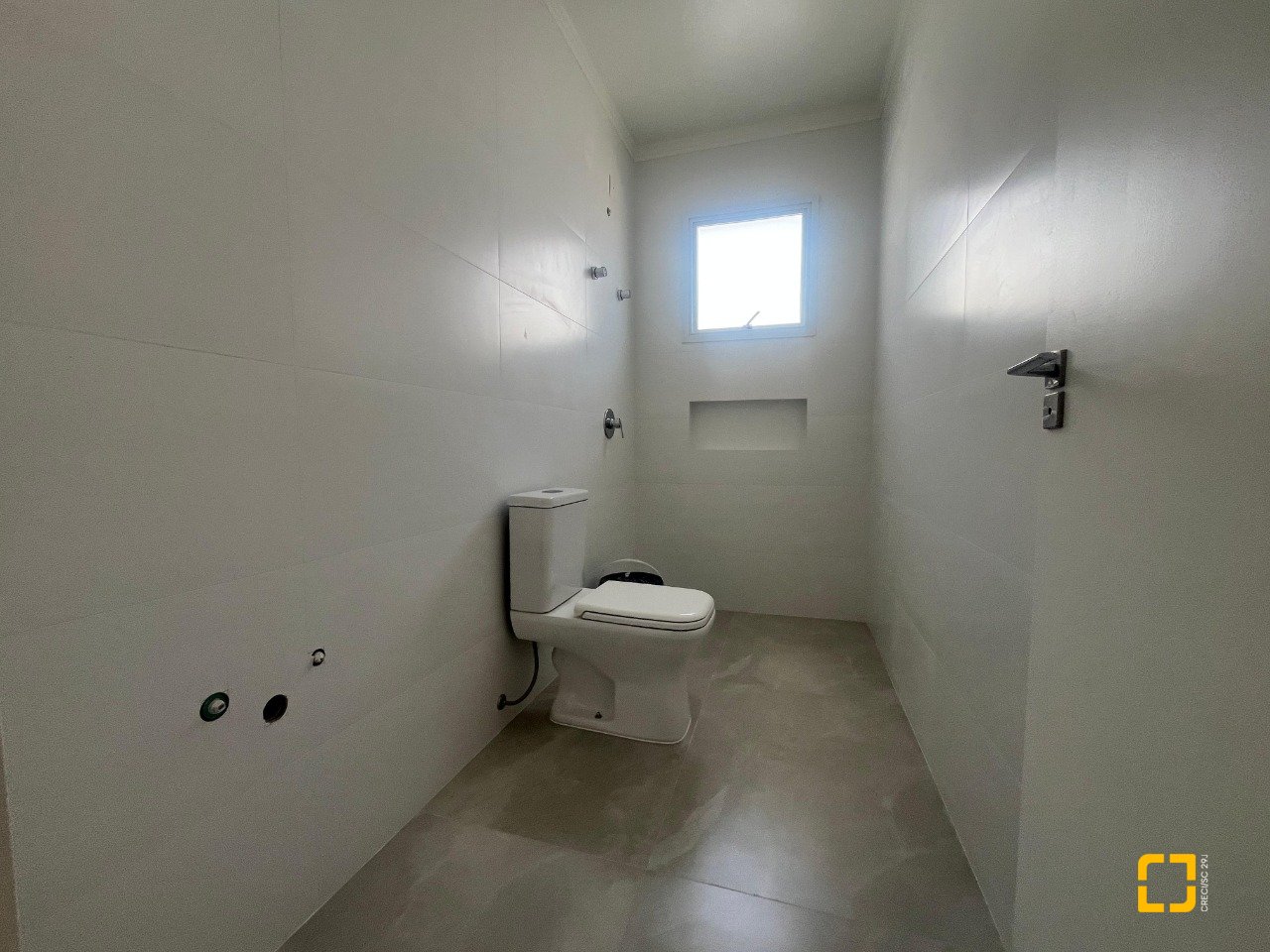 Casa com 150m², 4 quartos (sendo 1 suíte), 2 garagens, no bairro Carianos em Florianópolis