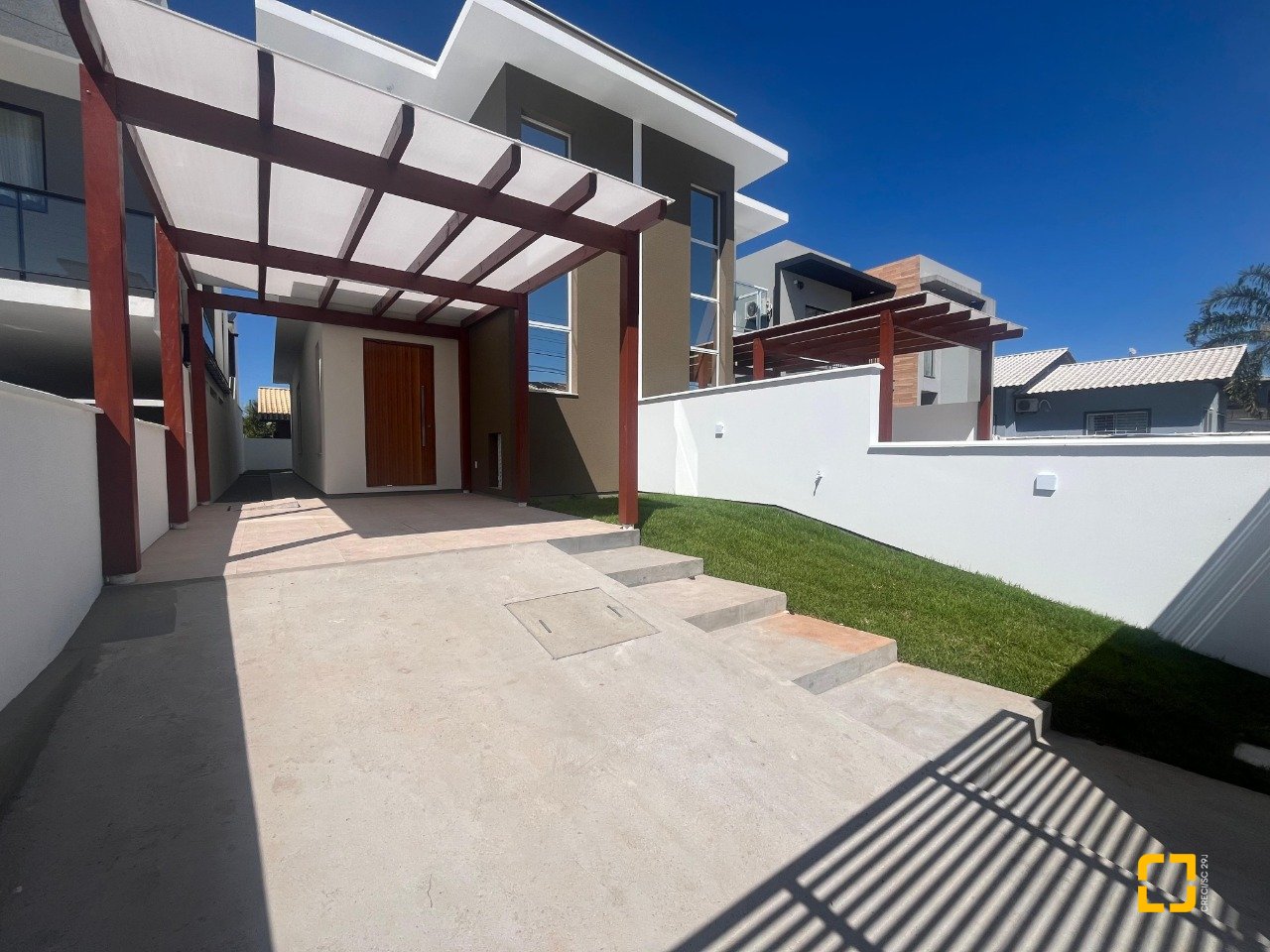 Casa com 150m², 4 quartos (sendo 1 suíte), 2 garagens, no bairro Carianos em Florianópolis