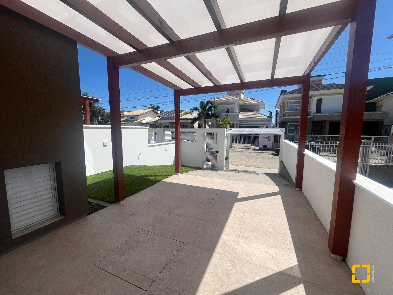 Casa com 150m², 4 quartos (sendo 1 suíte), 2 garagens, no bairro Carianos em Florianópolis