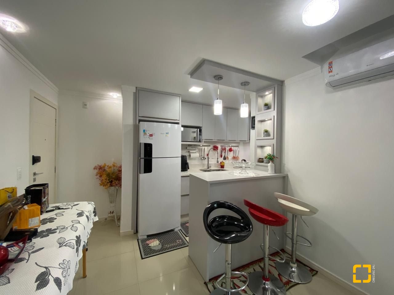 Apartamento com 75m², 2 quartos (sendo 1 suíte), 1 garagem, no bairro Centro em Palhoça
