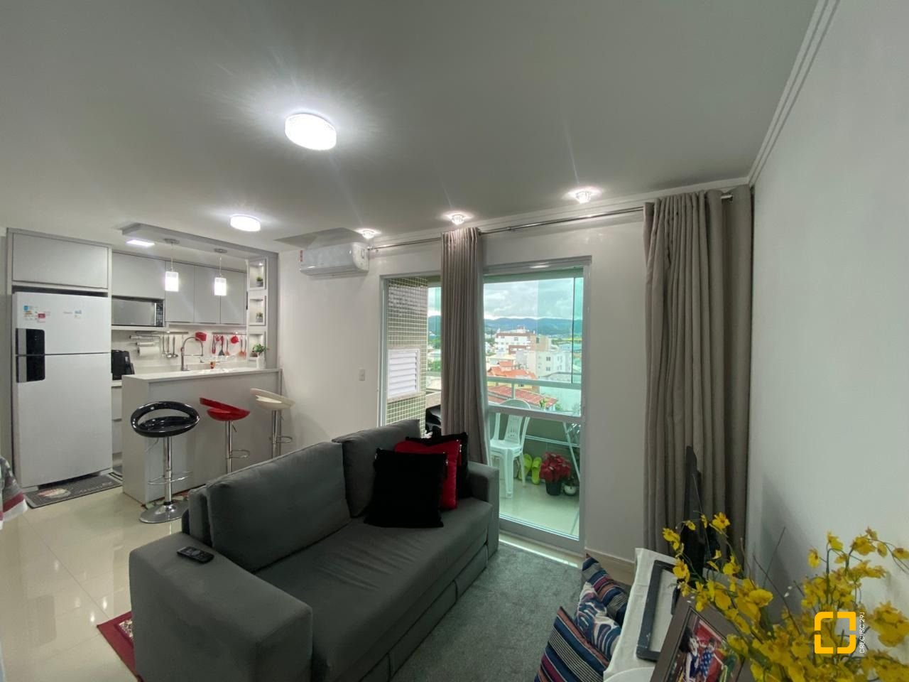 Apartamento com 75m², 2 quartos (sendo 1 suíte), 1 garagem, no bairro Centro em Palhoça