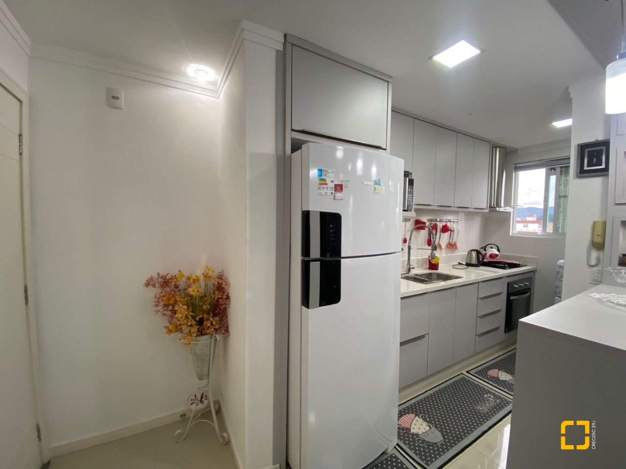 Apartamento com 75m², 2 quartos (sendo 1 suíte), 1 garagem, no bairro Centro em Palhoça