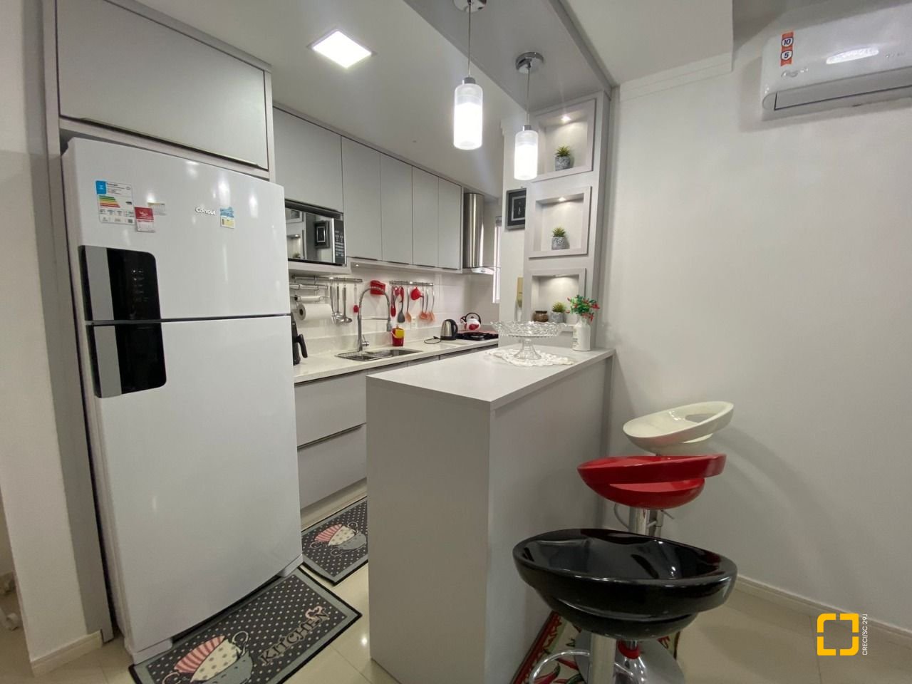 Apartamento com 75m², 2 quartos (sendo 1 suíte), 1 garagem, no bairro Centro em Palhoça