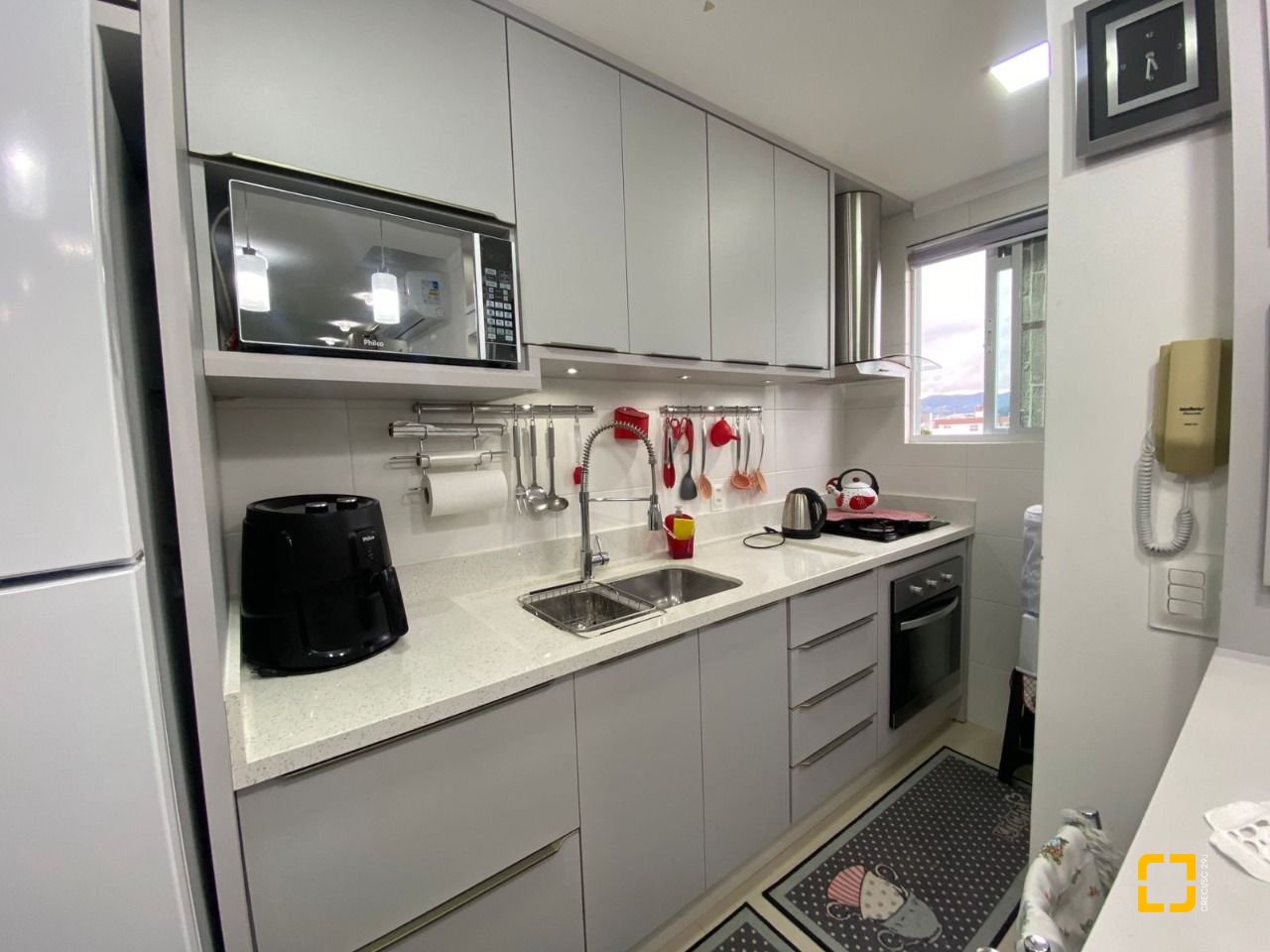 Apartamento com 75m², 2 quartos (sendo 1 suíte), 1 garagem, no bairro Centro em Palhoça