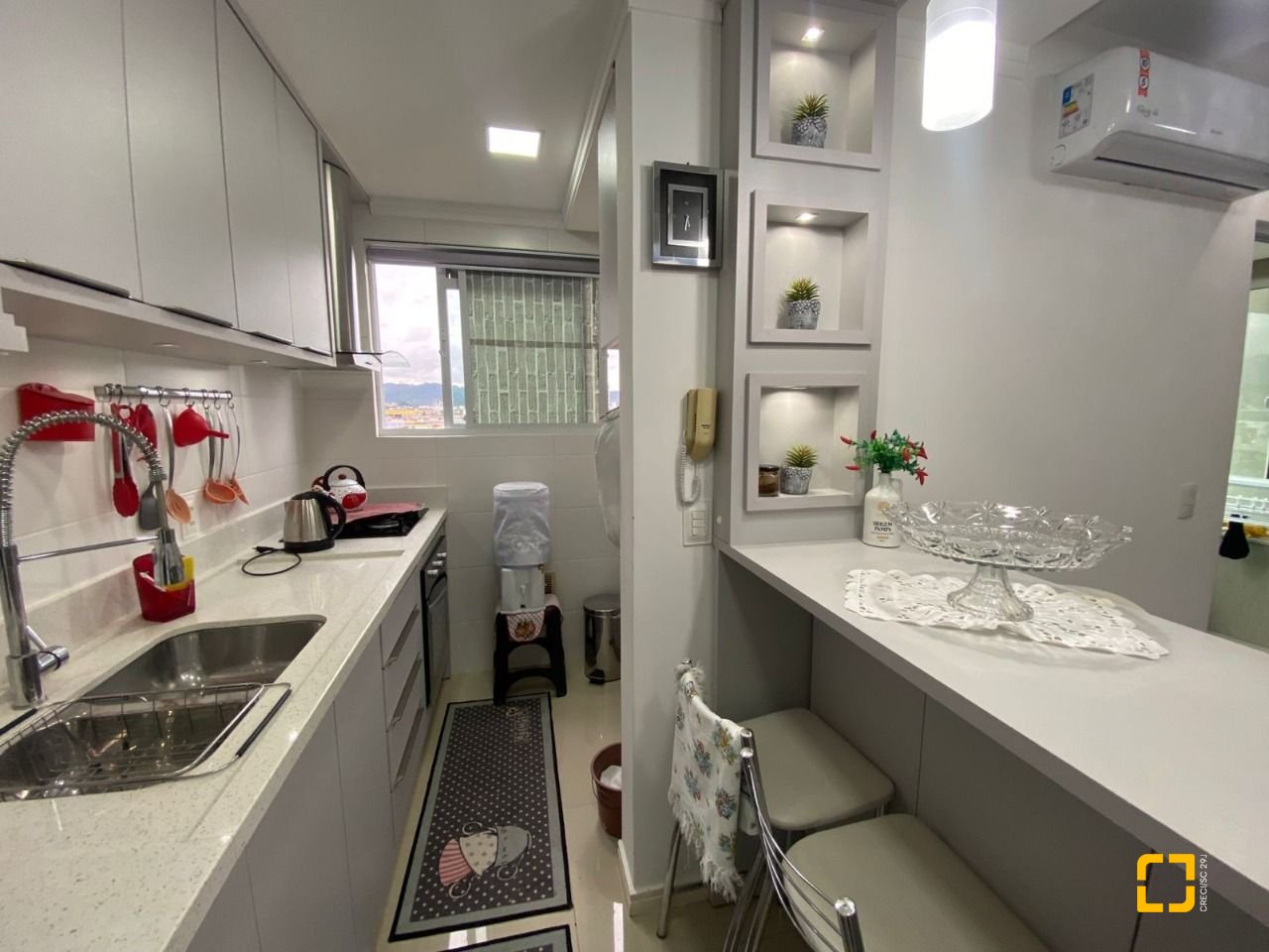 Apartamento com 75m², 2 quartos (sendo 1 suíte), 1 garagem, no bairro Centro em Palhoça