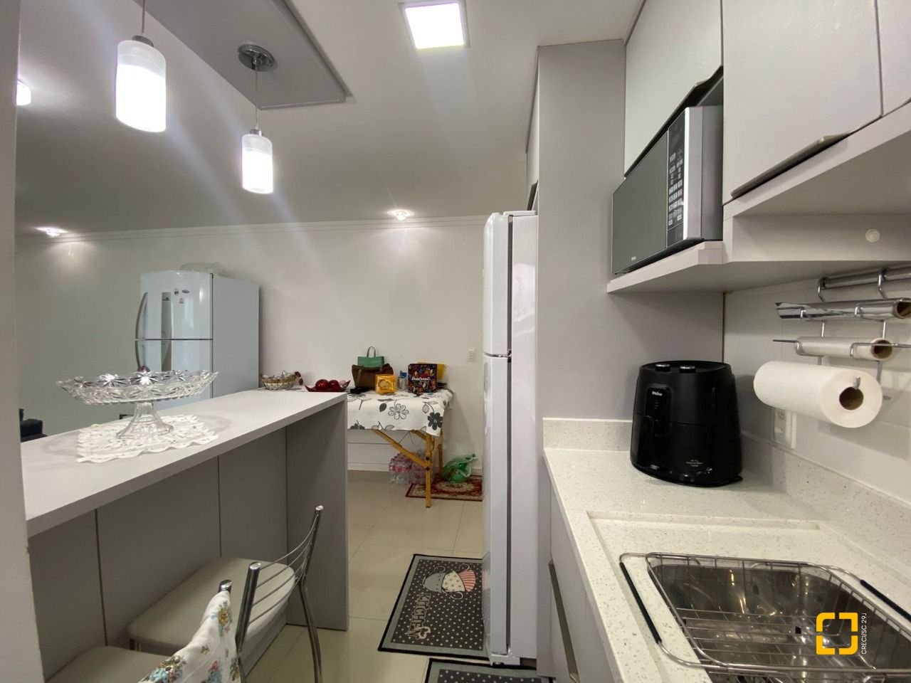 Apartamento com 75m², 2 quartos (sendo 1 suíte), 1 garagem, no bairro Centro em Palhoça
